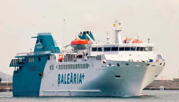 Barco de Balearia en El Estrecho noticias cadiz baelaria cetaceos.jpg