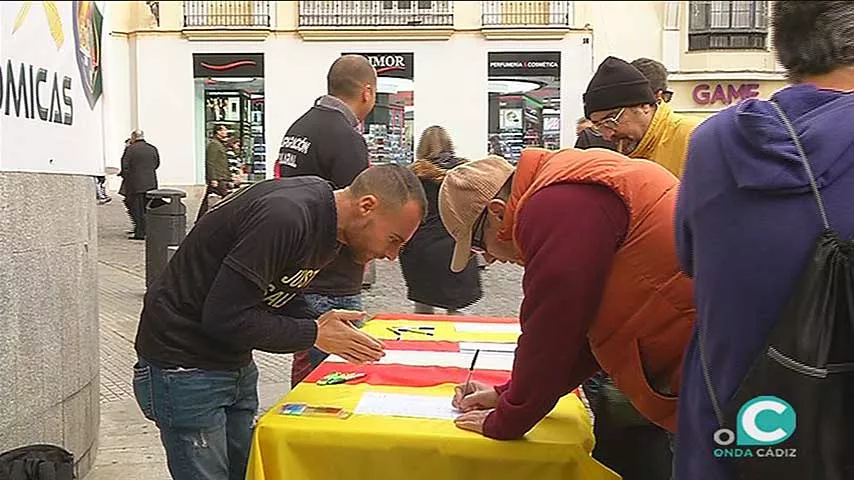 noticias cadiz firma policias plaza palillero.jpg