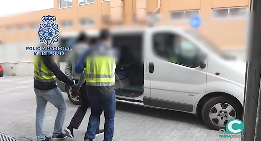 Unos de los detenidos es custodiado para su posterior ingreso en prisión noticias cadiz traslados a prision.jpg