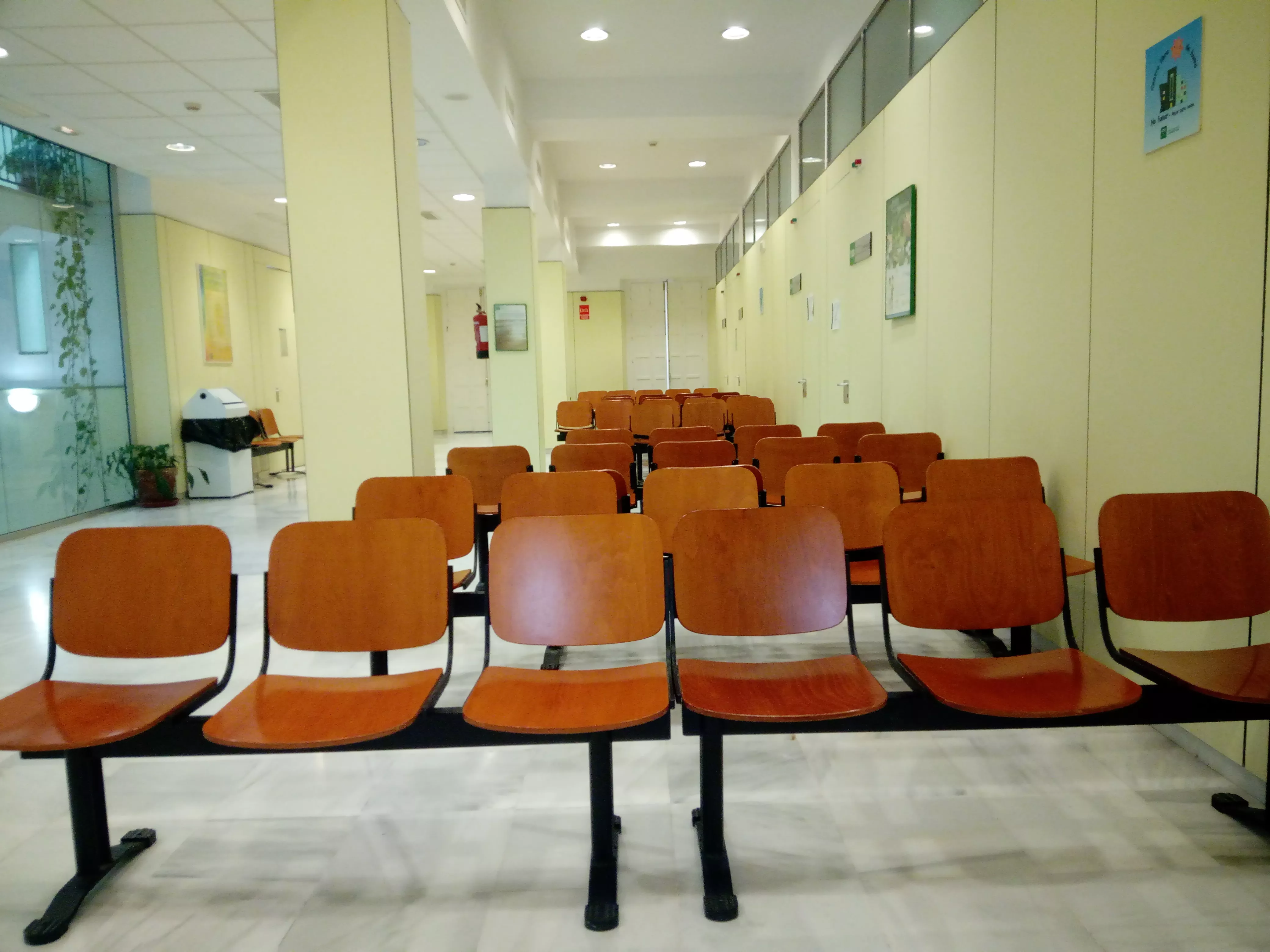 El Centro de Especialidades de Vargas Ponce en Cádiz el pasado miércoles 3 de enero a las 11,30 horas, en horario de plena actividad, con los pasillos de consultas totalmente vacíos noticias cadiz vargas ponce vacio.jpg