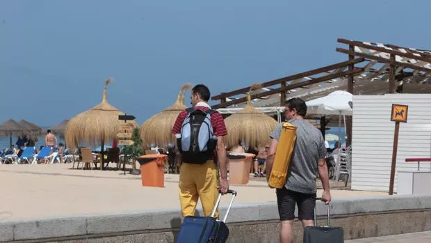 turistas-extranjeros-cadiz-kALC--620x349@abc.jpg