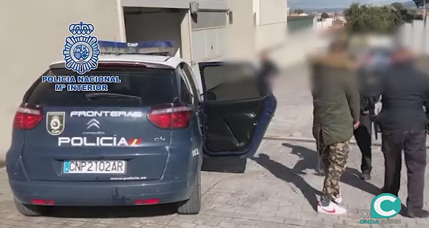 El detenido es conducido a las dependencias policiales noticias cadiz detenido algeciras.jpg