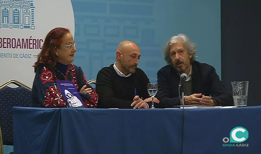 En el centro, el autor Gabriel Robles noticias cadiz presentación libro.jpg