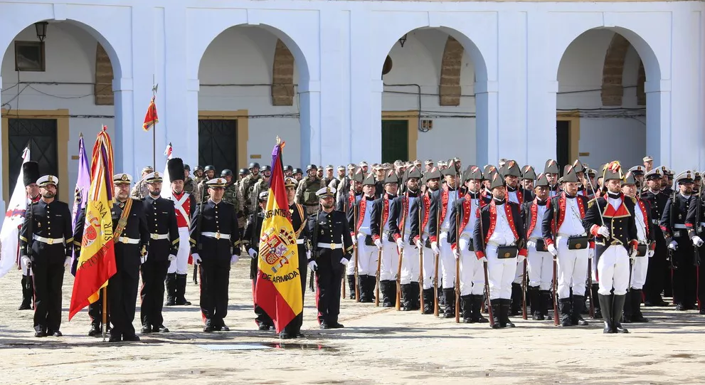 noticias cadiz. BANDERAS DEL TEAR, TERCIO SUR Y SECCION UNIFORMES DE EPOCA.jpg