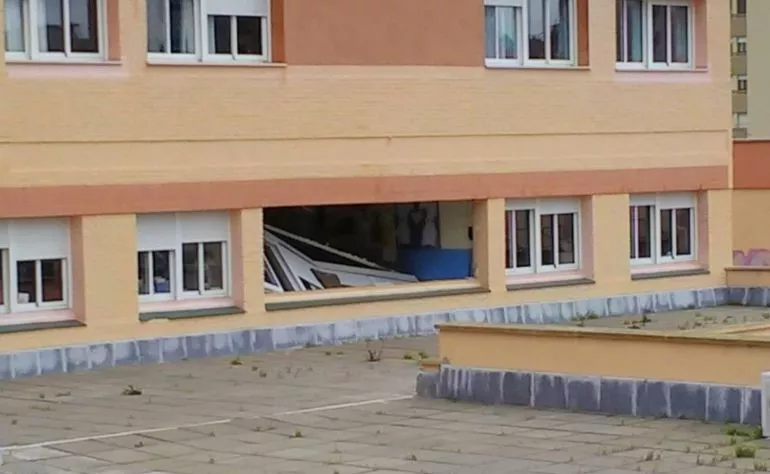 Estado en el que ha quedado un ventanal del colegio Puerta del Mar de Algeciras COLEGIO .jpg