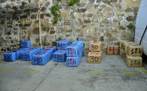 Fardos de hachís incautados en una operación anterior en el Estrecho DROGA_2.jpg