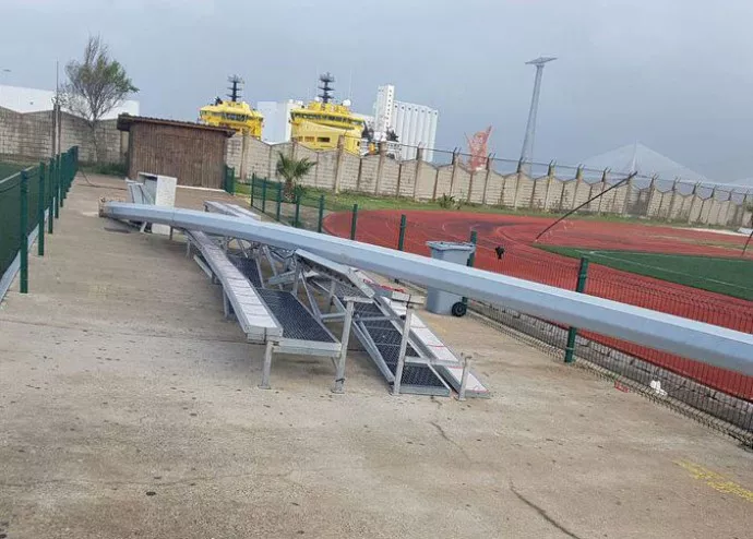 Imagen de archivo de una de las torretas que ha caído en las instalaciones deportivas de Elcano por la fuerza del temporal noticias cadiz elcano_8_0.jpg
