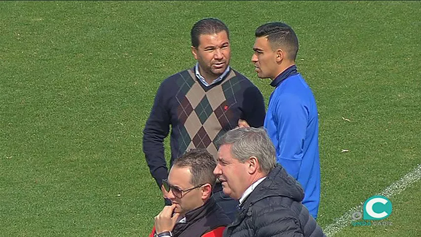 Dani Romera habla con Juan Carlos Cordero durante el entrenamiento del pasado martes noticias cadiz romera y cordero.jpg