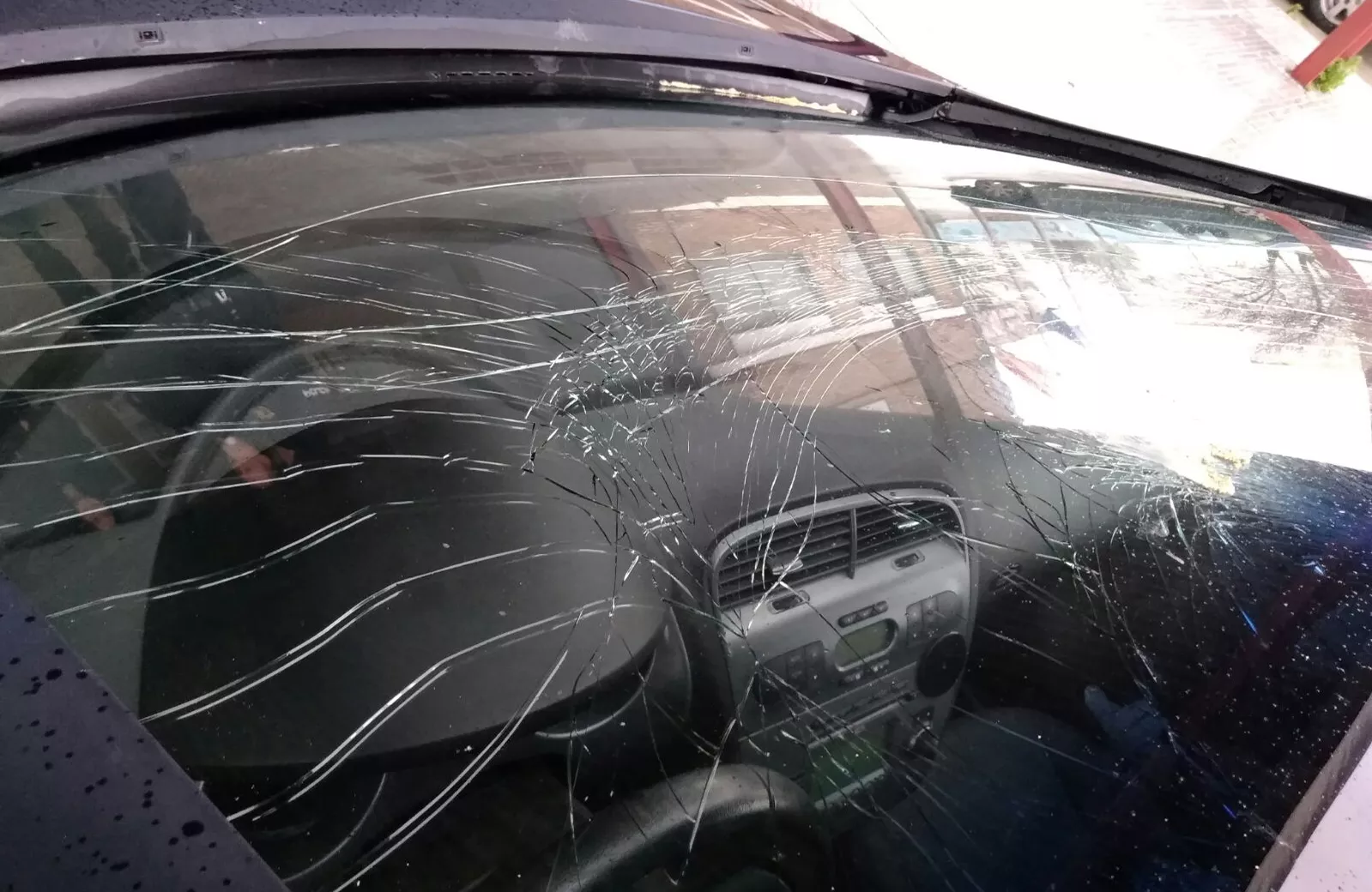 Vehículo dañado de una profesora en el IES San Telmo de Jerez noticias cadiz vandalismo colegio.jpg