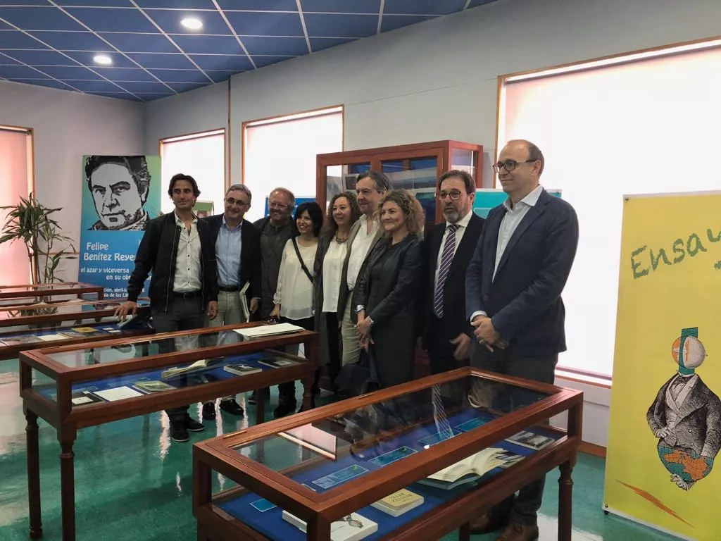 Foto de familia en la exposición de la UCA dedicada a Felipe Benítez Reyes 2.jpg