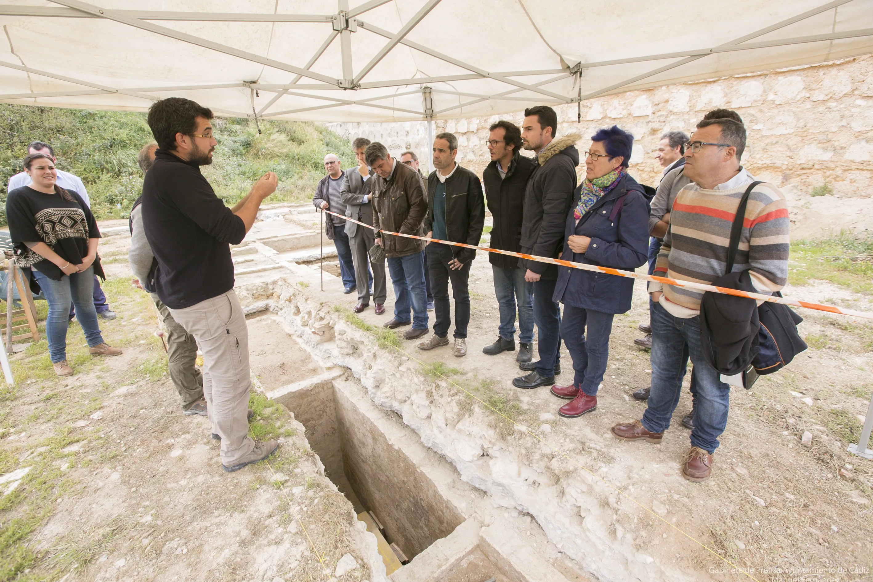 Autoridades visitan los trabajos en la fosa común realizados en el cementerio de San José en abril de 2016 noticias cadiz cementerio san jose_3_0.jpg