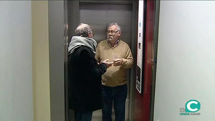 Puesta en marcha del ascensor en un edificio de la calle Carlos Haya en 2016 en una obra sufragada al 50% por la Junta noticias cadiz ascensor_1.jpg
