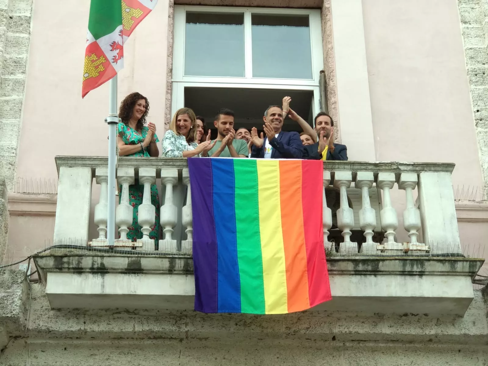 noticias cadiz bandera LGTBI.jpg