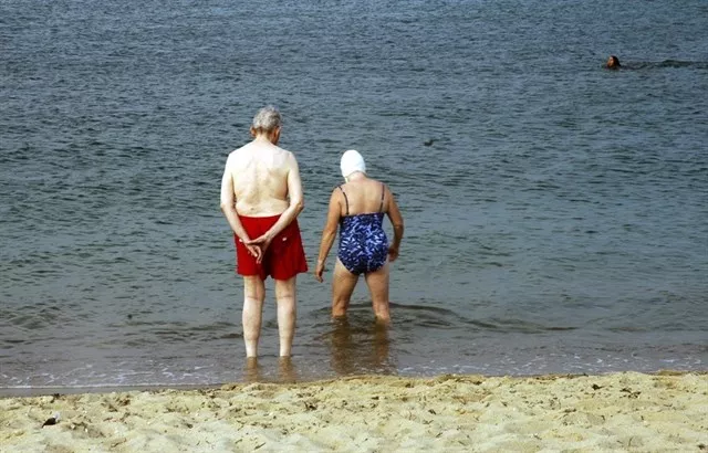 noticias cadiz personas mayores playa.jpg