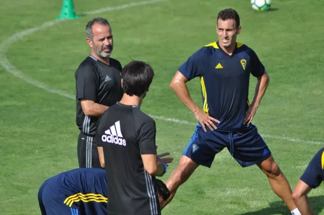 noticias cadiz plantilla del cadiz entrenando.jpg