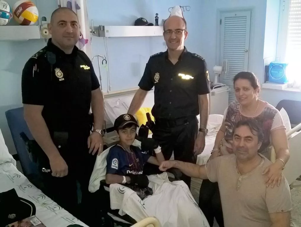 noticias cadiz policia visita niño.jpg