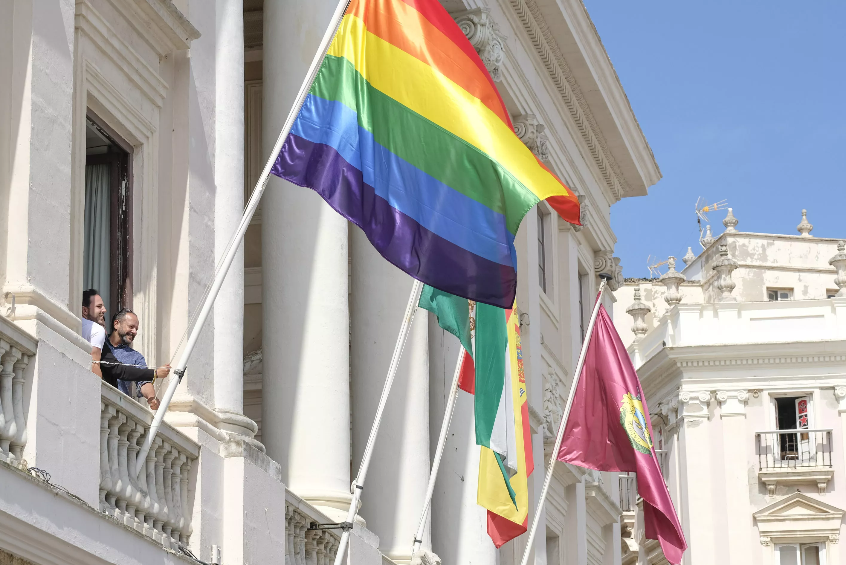 noticias cadiz-izado bandera del orgullo gay-018.jpg