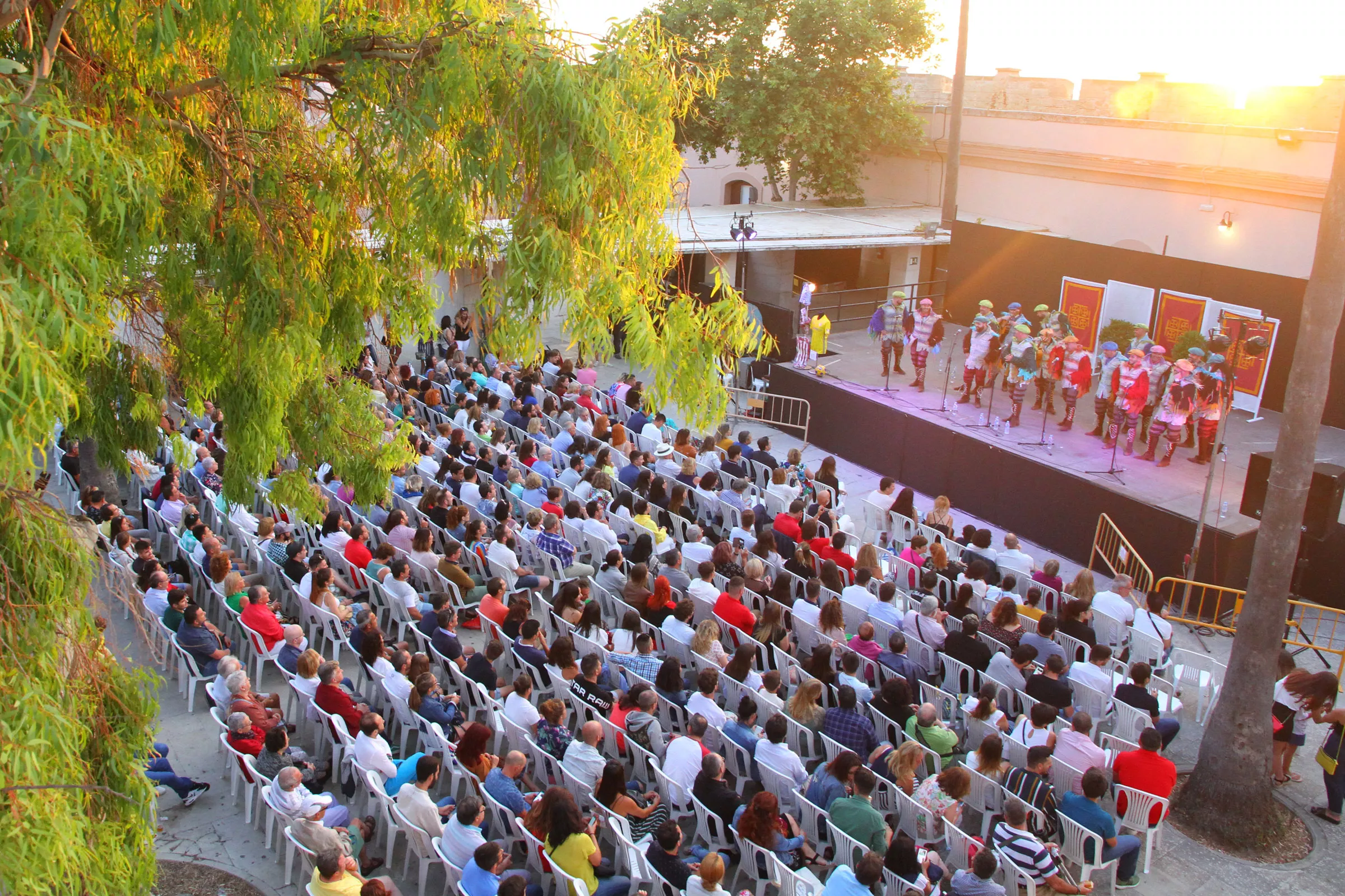 El carnaval se hizo solidaridad en la exitosa gala carnaval en verano 2018  | Onda Cádiz RTV