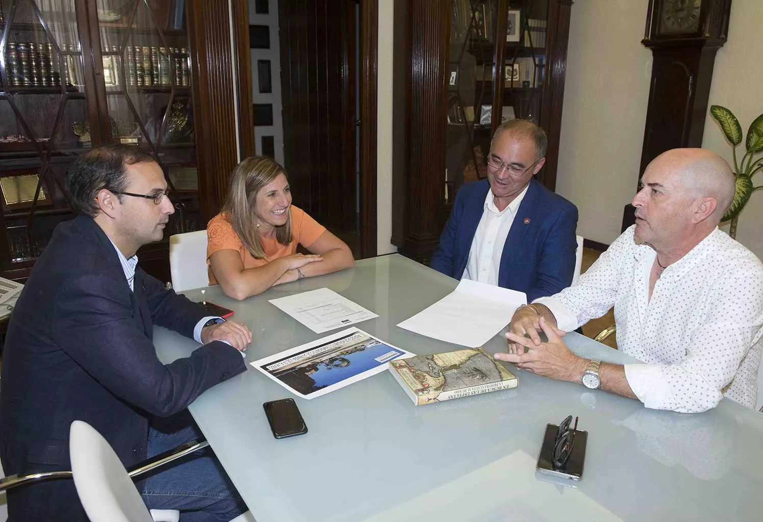 noticias cadiz Irene Garcia y Victor Mora con Puerta de America.JPG noticias cadiz Irene Garcia y Victor Mora con Puerta de America.JPG