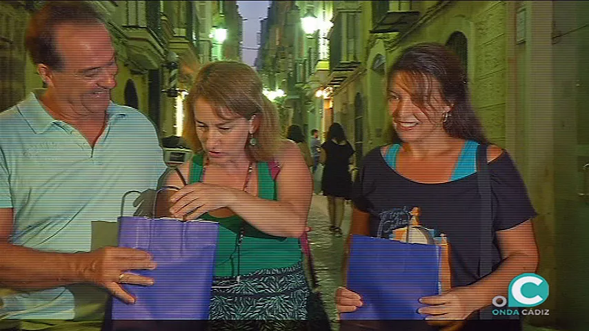 Javier Osuna, Mercedes Sáenz y Almudena Ocañas noticias cadiz cafe levante.jpg