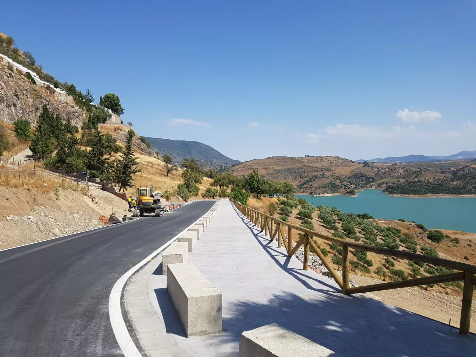 noticias cadiz carretera en Zahara de la Sierra reparada.jpg