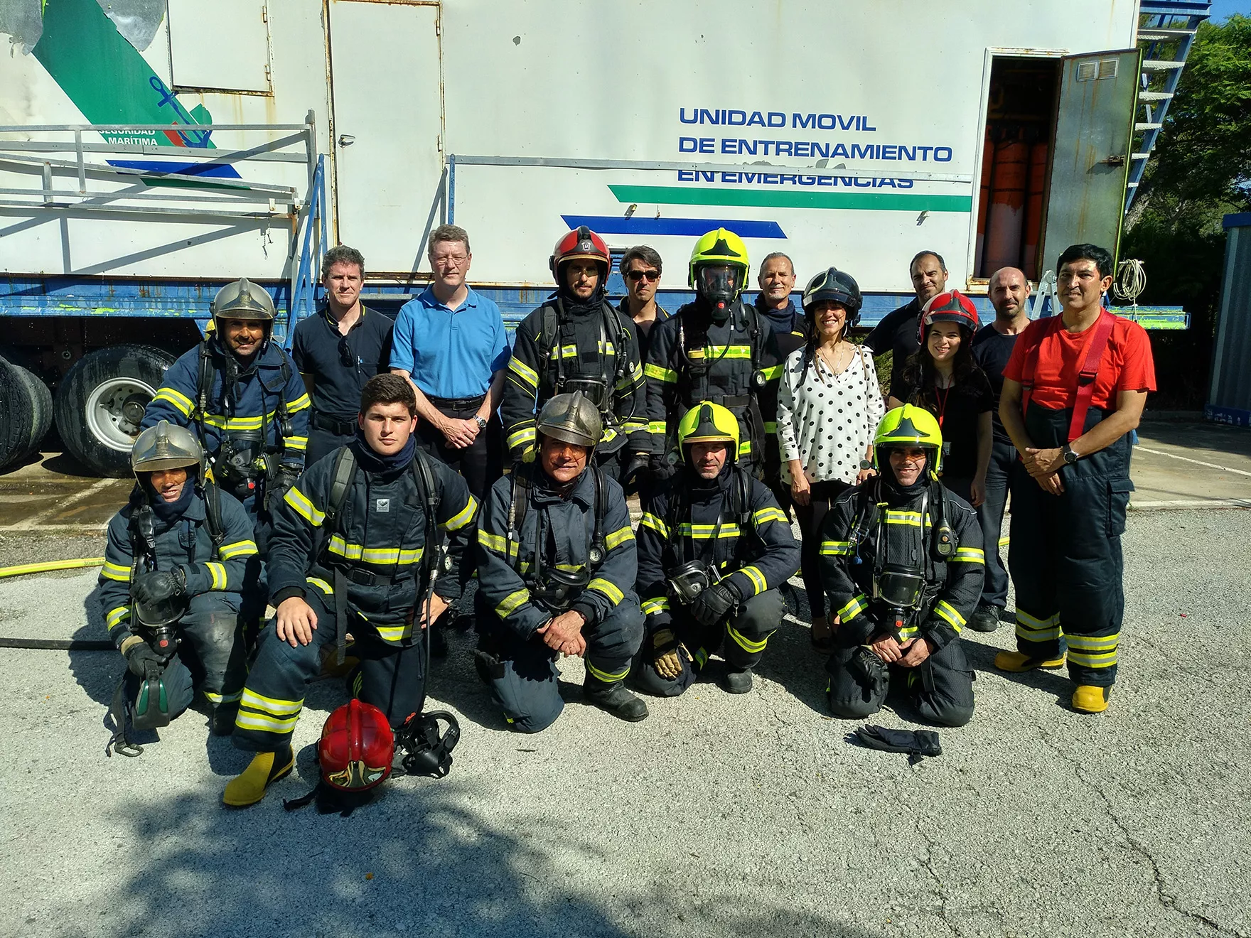 noticias cadiz de familia investigadores con bomberos.jpg