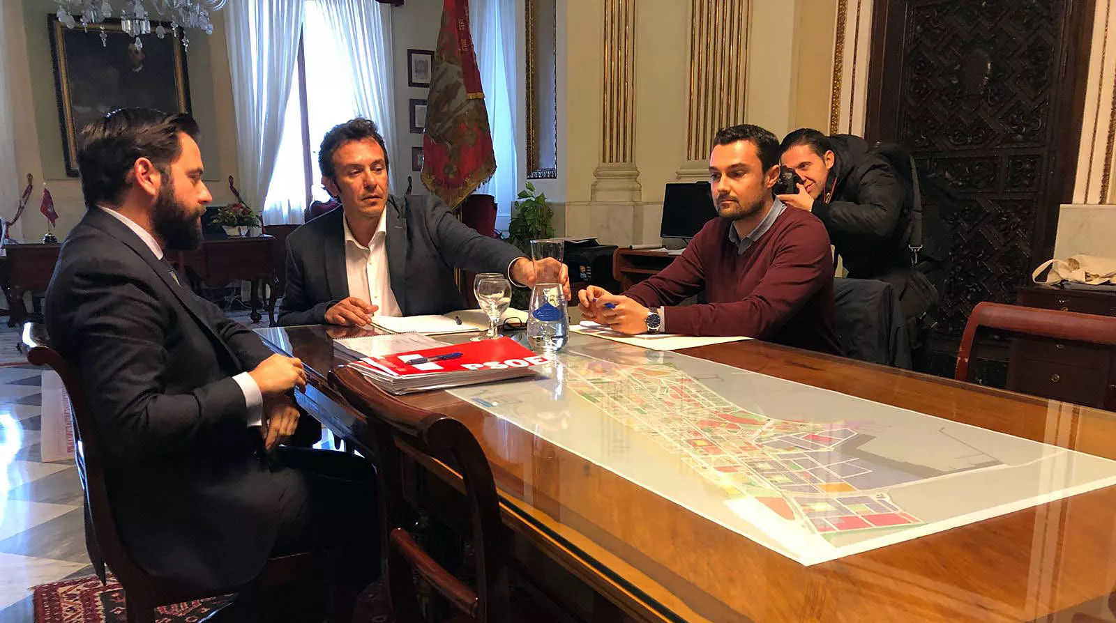 Imagen de archivo de una reunión del representante del PSOE con miembros del Equipo de Gobierno del Ayuntamiento de Cádiz noticias cadiz presupuestos PSOE_0.jpg