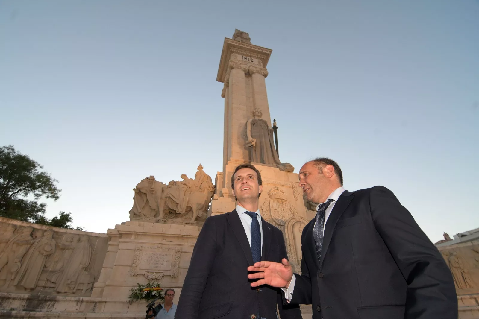 Pablo Cssado y Juan José Ortiz ante el Monumento a las Cortes de la Plaza de España noticias pablo casado monumento plaza españa (17).jpeg