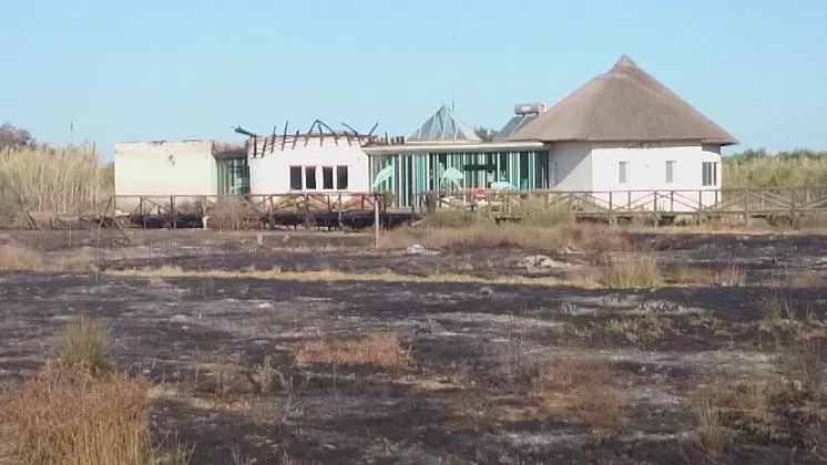 Centro  'El Camaleón' arrasado por las llamas