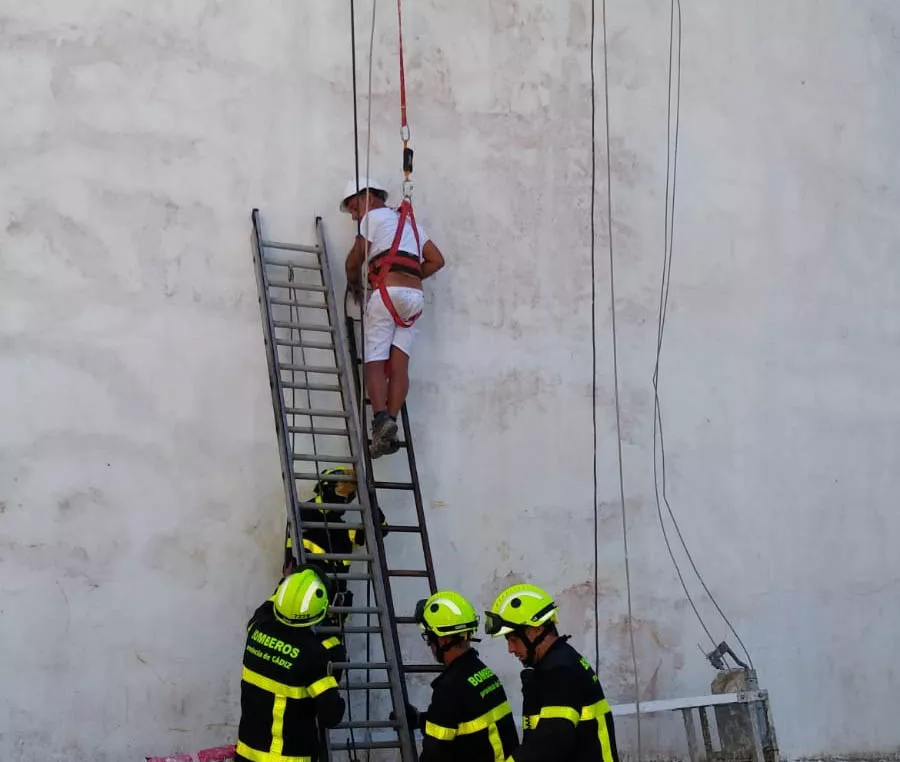 noticias cadiz LABORAL ANDAMIO COLGANTE CADIZ 04.10.18.jpg