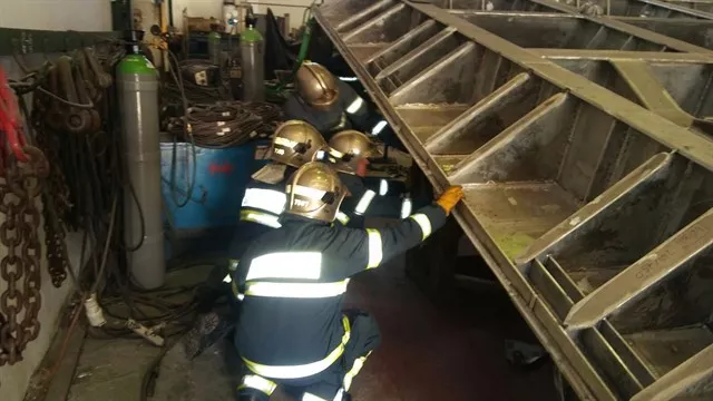 Bomberos actúan en el lugar del accidente mortal que se produjo en Puerto Real el pasado mes de mayo noticias cadiz accidente laboral.jpg