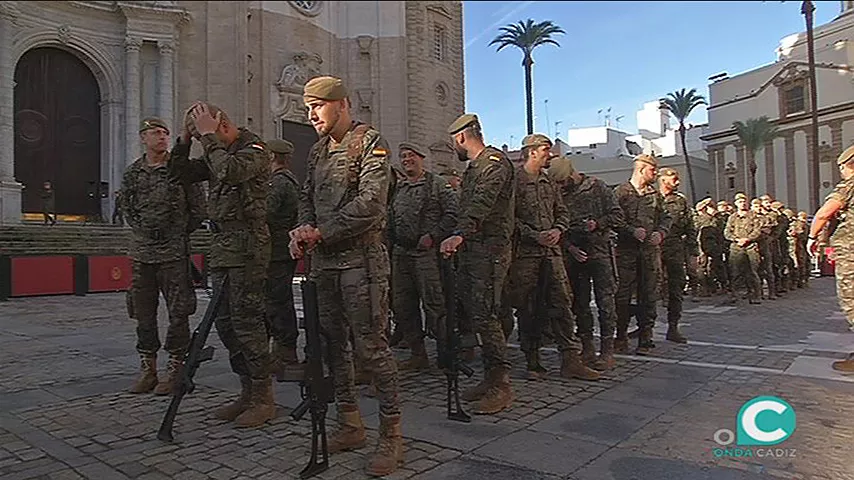 NOTICIAS CADIZ ENSAYO JURA BANDERA PLAZA CATEDRAL.jpg