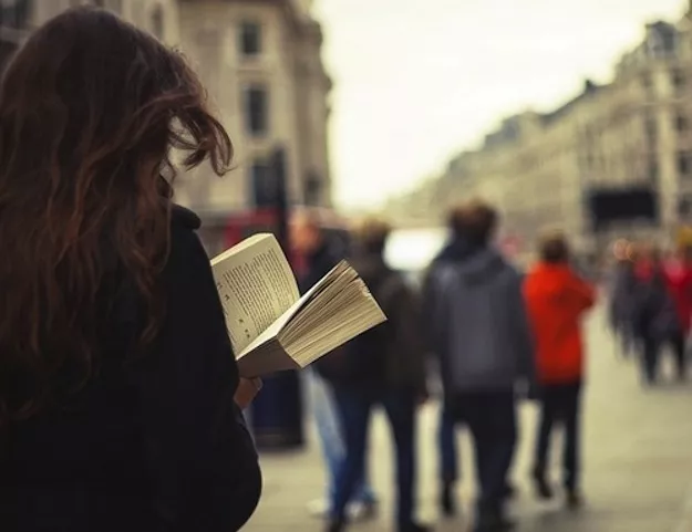 Personas-leyendo-en-la-calle.jpg Personas-leyendo-en-la-calle.jpg