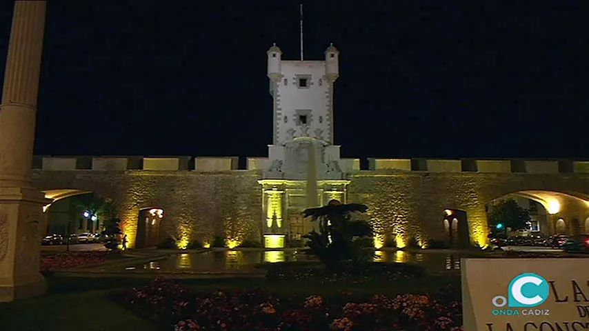 Imagen de las Puertas de Tierra iluminada de amarillo por el Día Nacional de Espina Bífida en 2017 noticias cadiz puerta tierra1_1.jpg
