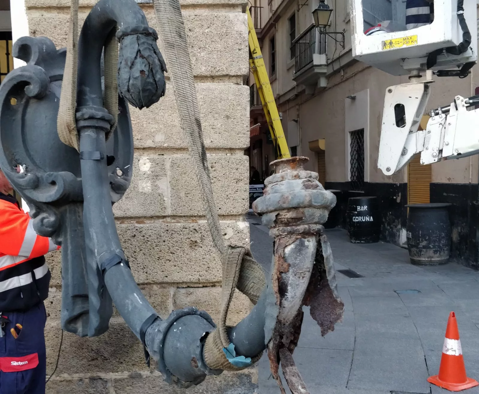 noticias cadiz Desmontaje farola.png noticias cadiz Desmontaje farola.png