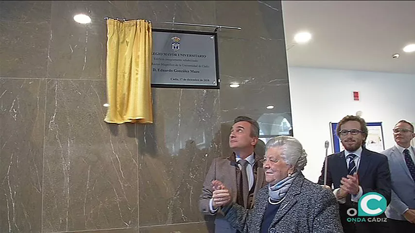 Eduardo González Mazo y la que fue gobernanta del Colegio durante 35 años descubre la placan noticias cadiz colegio mayor.jpg