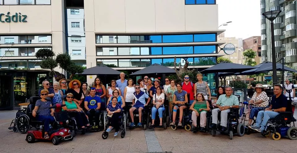 Imagen de un acto de la asociación en el mes de septiembre 42276744_737404059926117_3477674769493524480_n.jpg