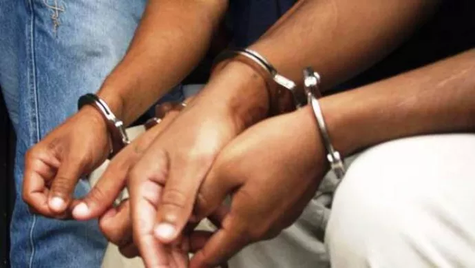 detenidos-con-esposas-dos-personas_0.jpg detenidos-con-esposas-dos-personas_0.jpg