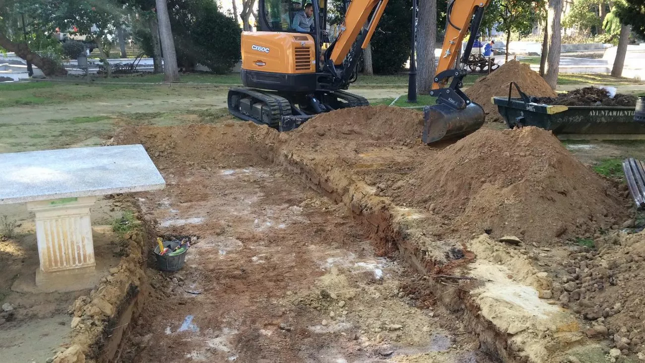 noticias cadiz trabajos sobre fosa en Rota_parque el Mayeto.jpg