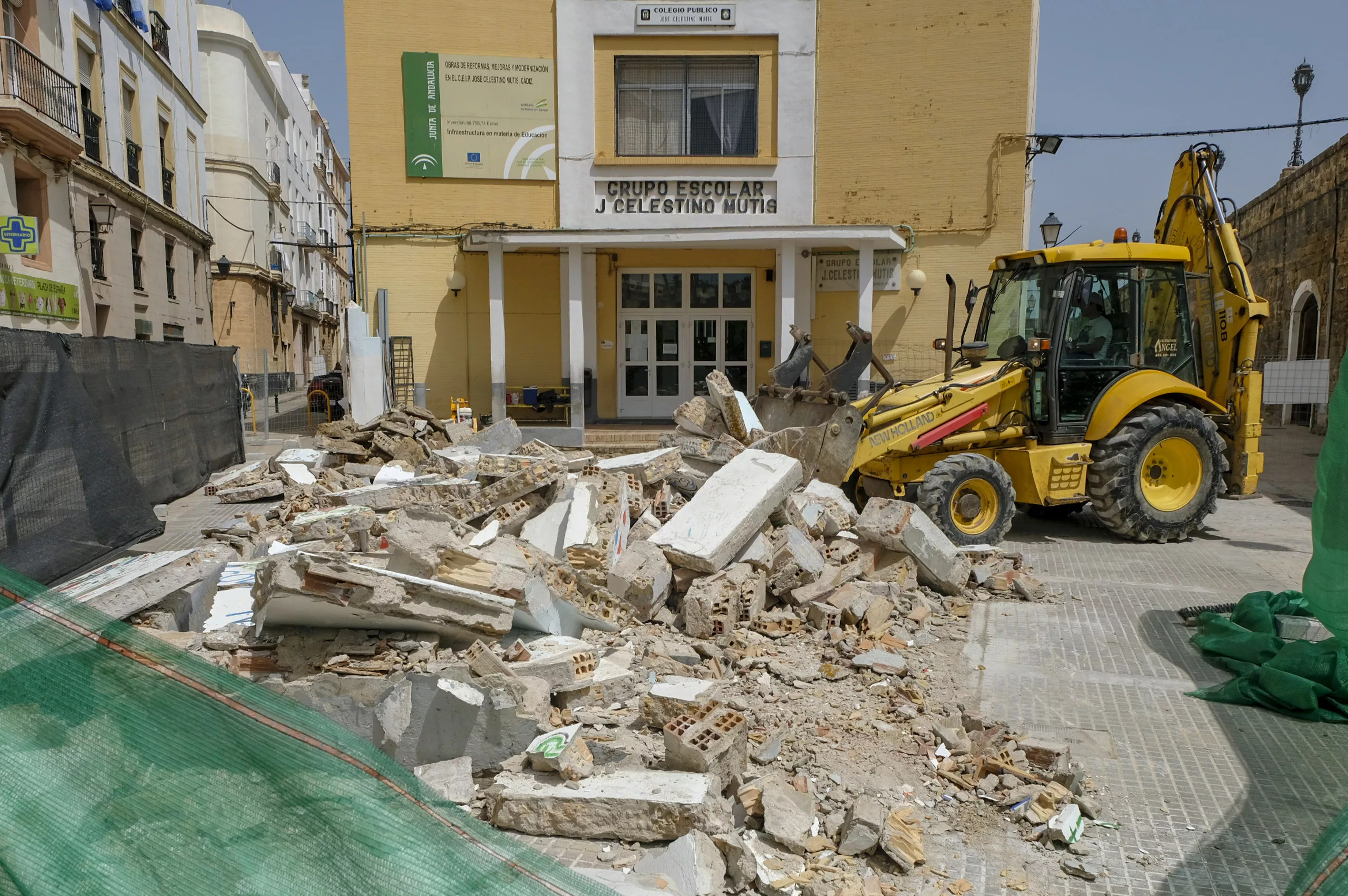Imagen de archivo de unas obras del colegio Celestino Mutis 24042018-derribo muro colegio celestino mutis-003_0.jpg