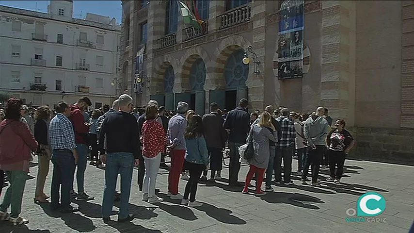 notiicias cadiz colas en el falla juan carlos aragon.jpg