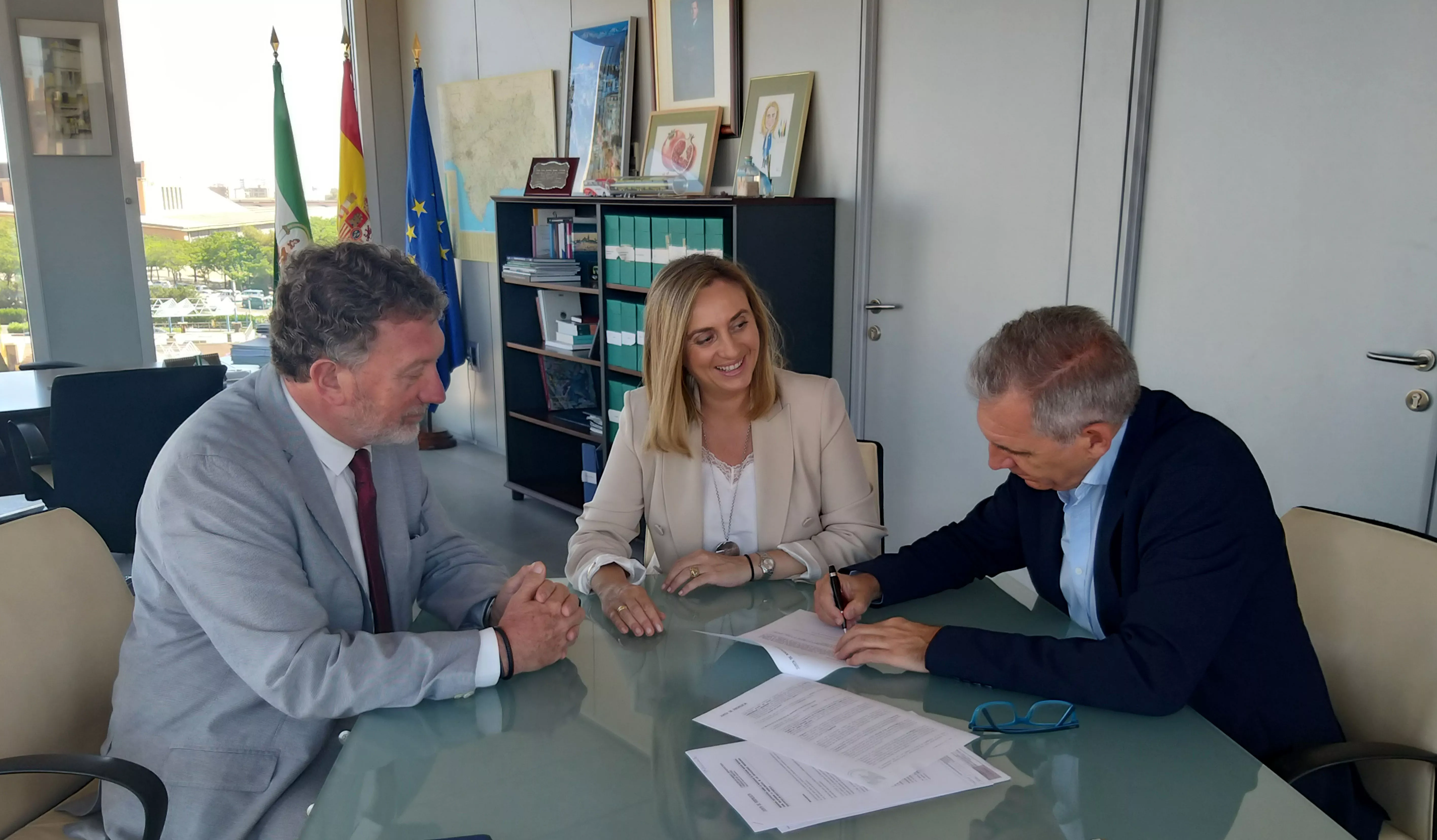 La consejera de Fomento, Marifrán Carazo; el director general de Infraestructuras, Andrés Gutiérrez Istria, y el director general de Ordenación del Territorio , José María Morente FIRMA INSTRUCCION AFO URBANISMO.jpg
