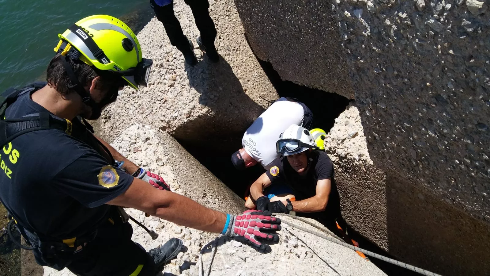 Momento del rescate del pescador RES. CADAVER PESCADOR EL PUERTO.26.06.19.jpg