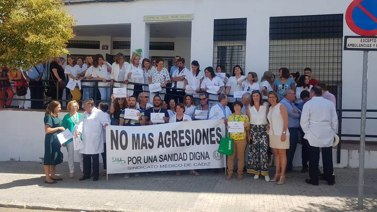 noticias cadiz colegio medicos protesta agresion chiclana.jpg