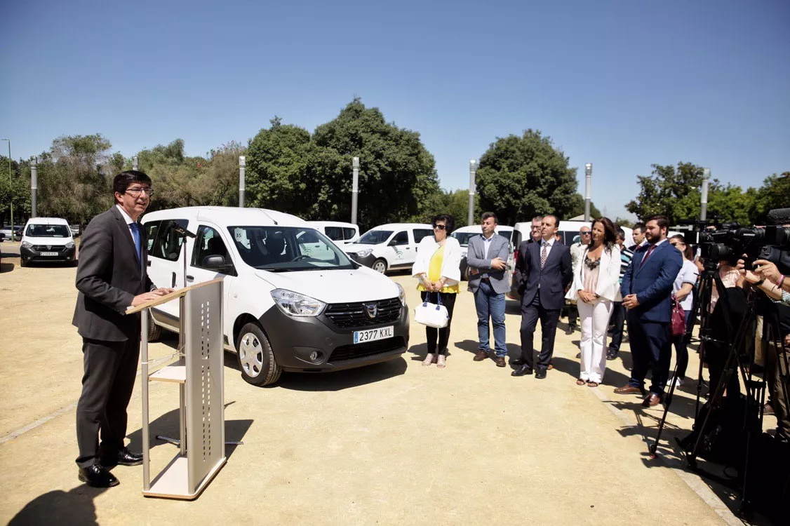 noticias cadiz junta entrega furgonetas.jpg noticias cadiz junta entrega furgonetas.jpg