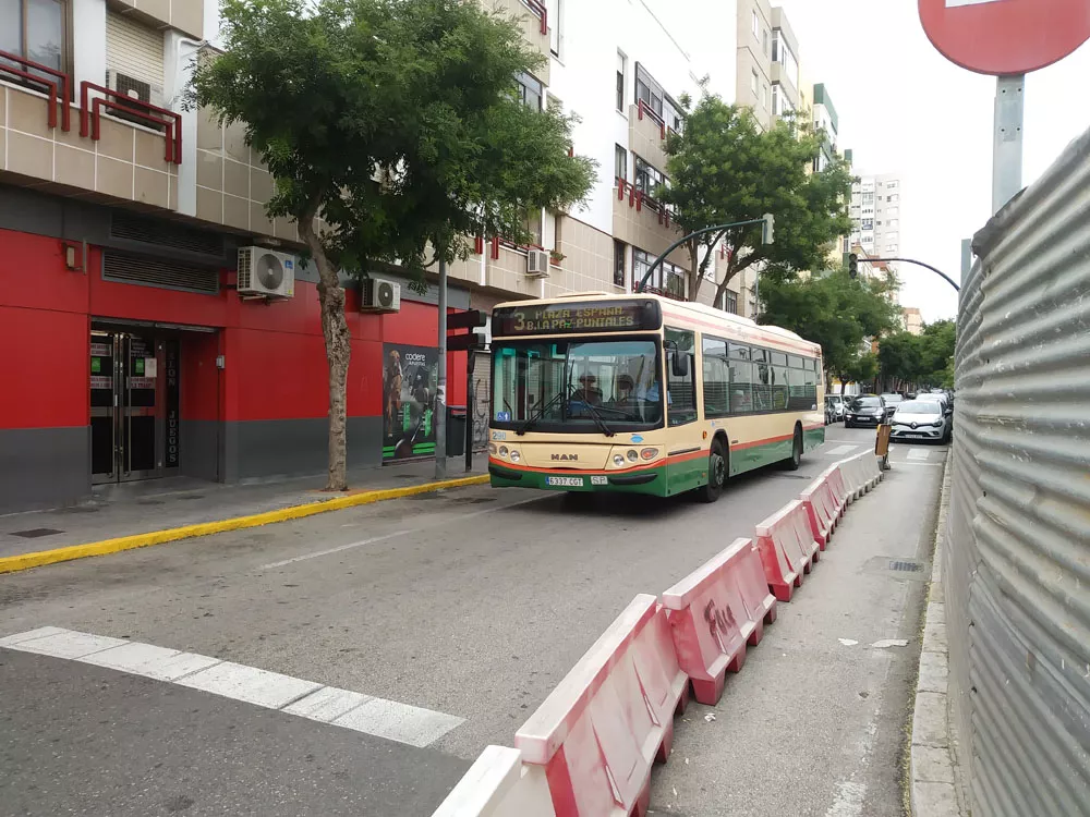 Autobus de linea por la calle Brunete en donde se situará la nueva parada provisional noticias cadiz autobus brunete.jpg