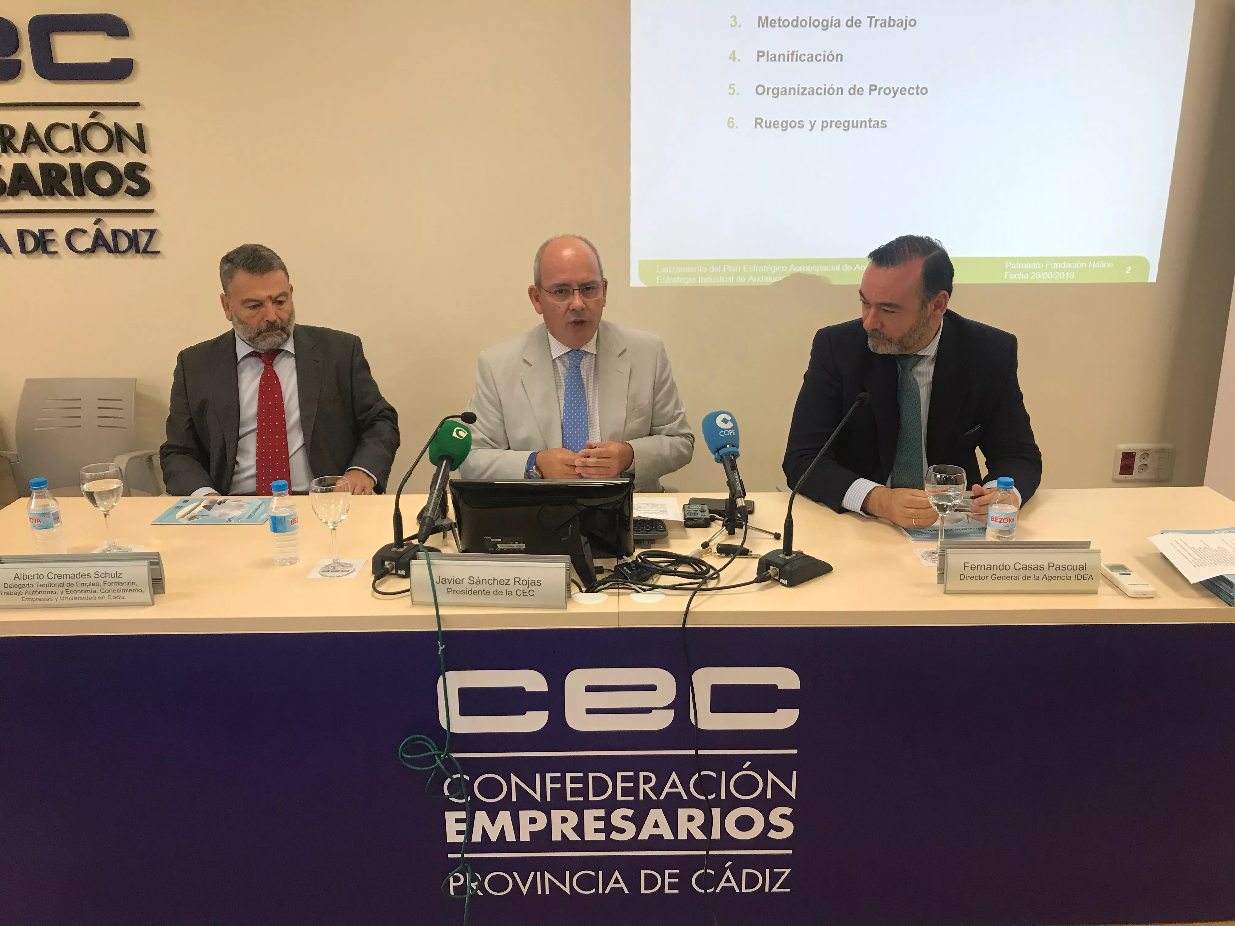 De izquierda a derecha: Alberto Cremades (delegado territorial de Empleo y Economía); Javier Sánchez Rojas (pdte. de la CEC); y Fernando Casas (director general de la Agencia IDEA) noticias cadiz cec_0.JPG