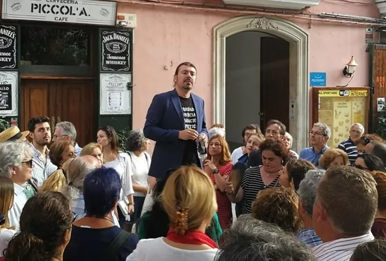 Santiago Moreno en una explicación a los asistentes de la ruta sobre Milagros Rendon el pasado 19 de julio noticias cadiz empresa 1d3milhistorias visitas guiadas.jpg