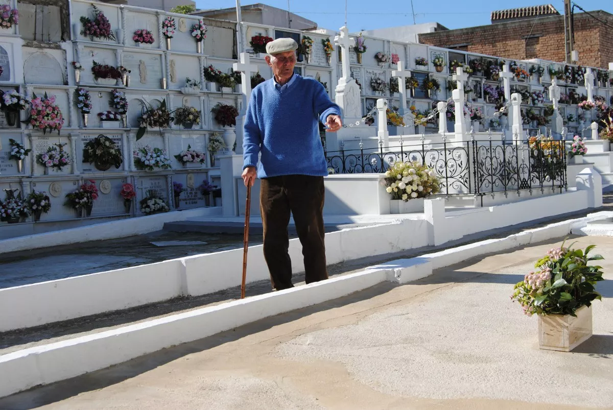 Luis Vega, en el cementerio de Paterna noticias cadiz represaliados paterna.JPG