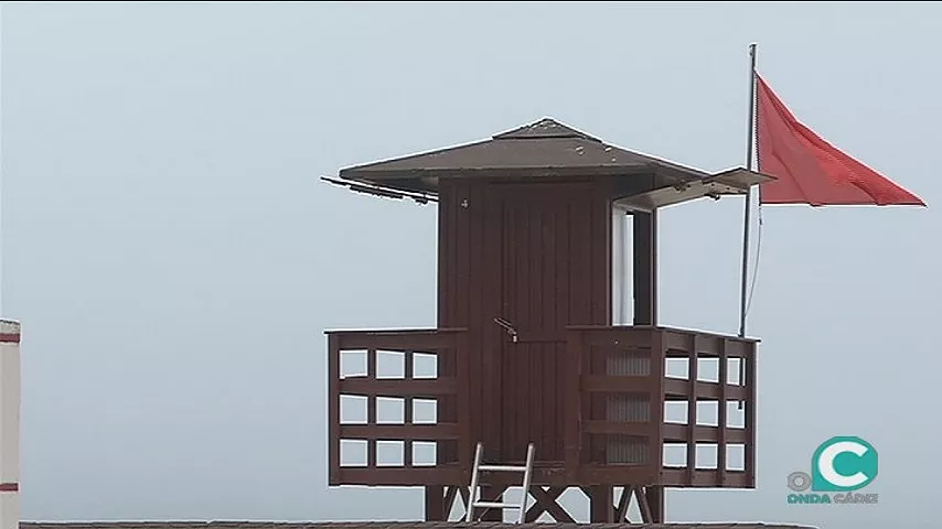 noticias cadiz bandera roja en la playa.jpg